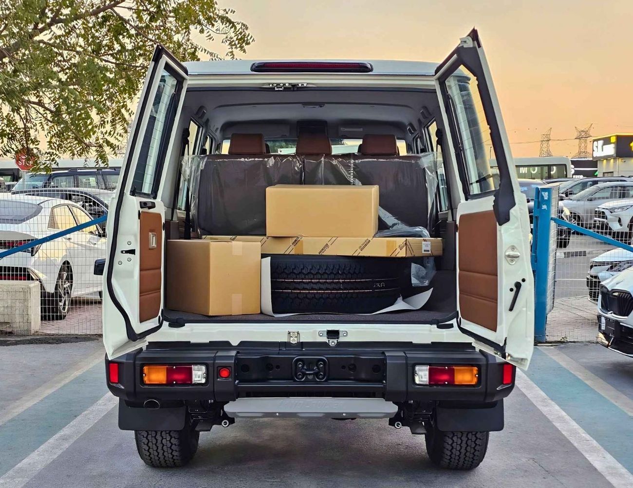 تويوتا لاند كروزر 70 LX LC76 5 DOORS / 4.0L V6 PETROL A/T / LEATHER SEATS / DVD+CAMERA / PWR WINDOWS & LOCKS (CODE # H76P