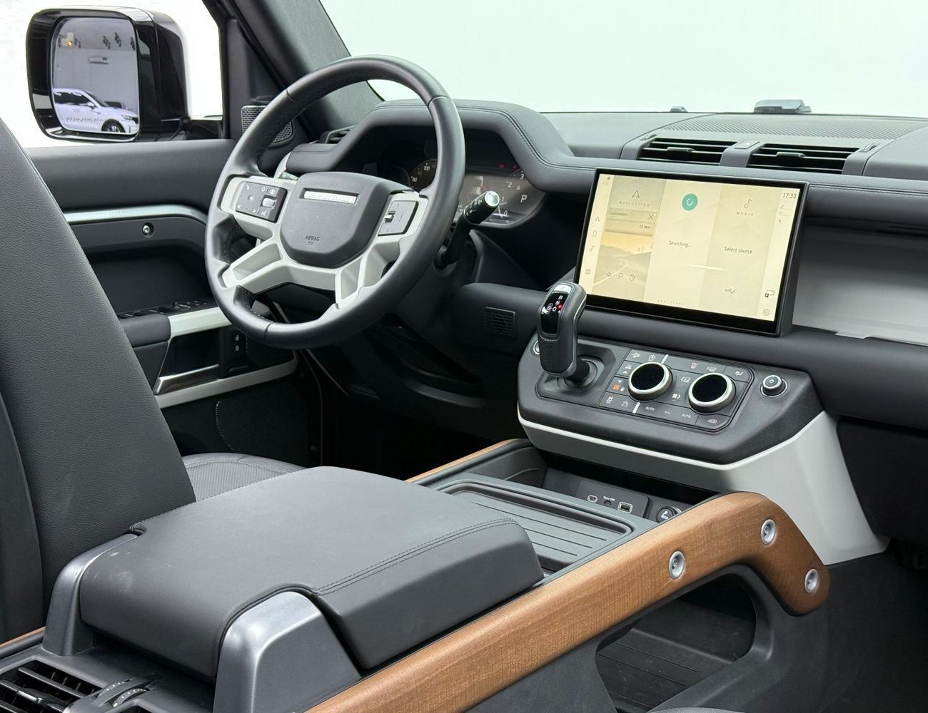 Land Rover Defender 2024 Land Rover Defender 110 SE P300, 2028 LR Warranty + Service Pack, Low Km, GCC