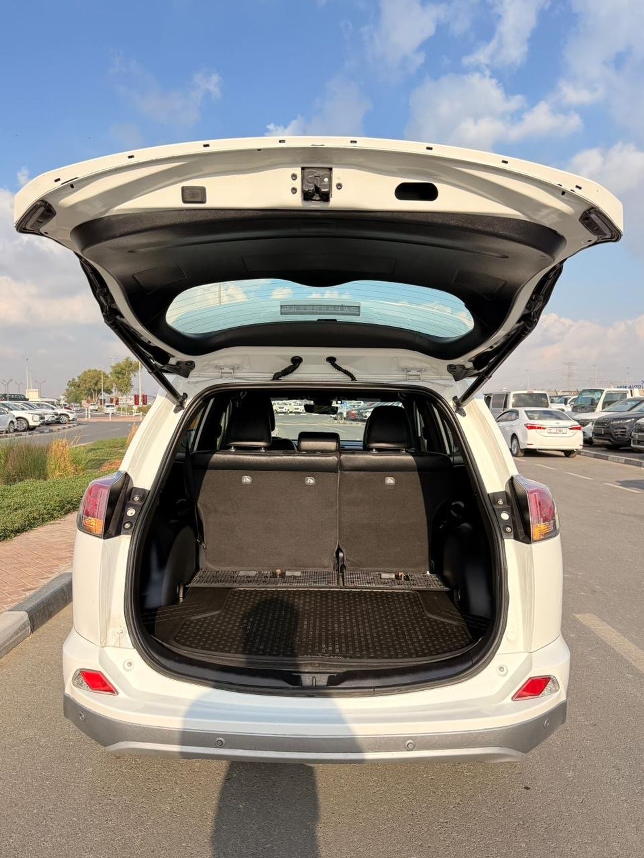 تويوتا راف ٤ SE 2.5L Full option Sunroof, leather 2017