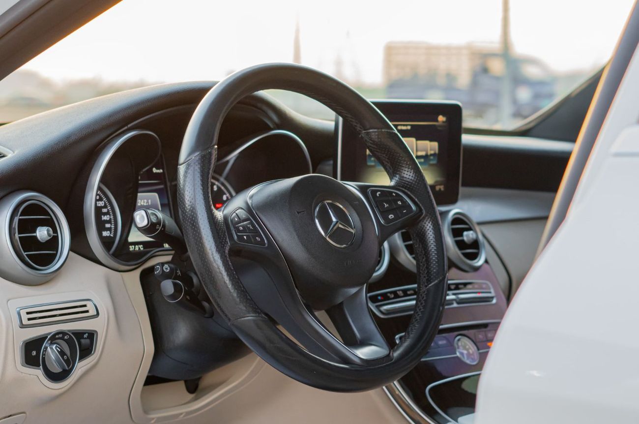 Mercedes-Benz C 300 Std 2.0L (258 HP)