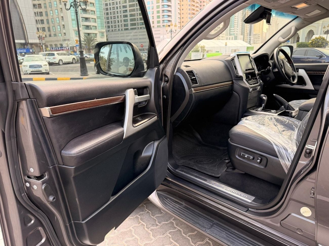 تويوتا لاند كروزر VXR Genuine Right Hand Drive