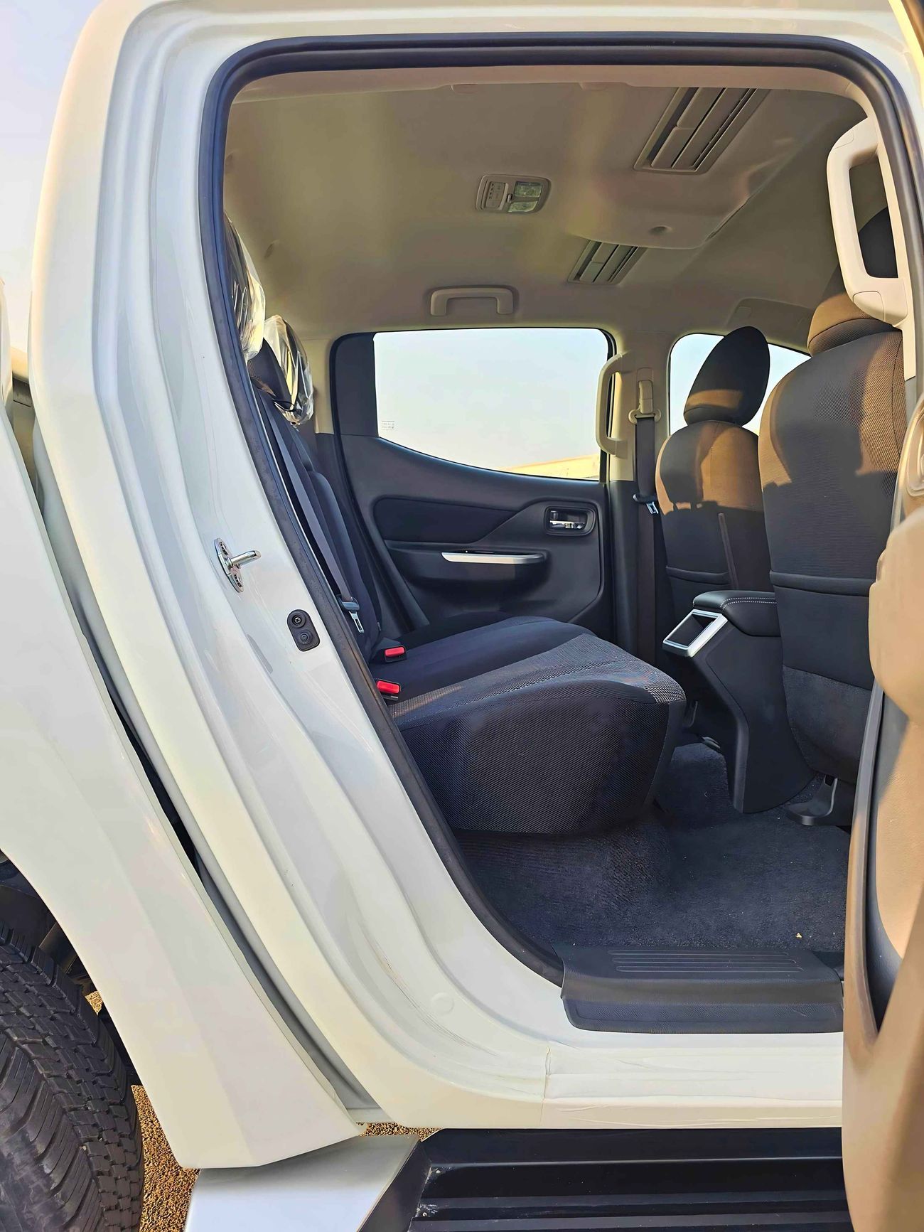 Mitsubishi L200 SPORTERO / 2.4L DIESEL / M/T / 4WD / SPECIAL OFFER / (CODE#68092)