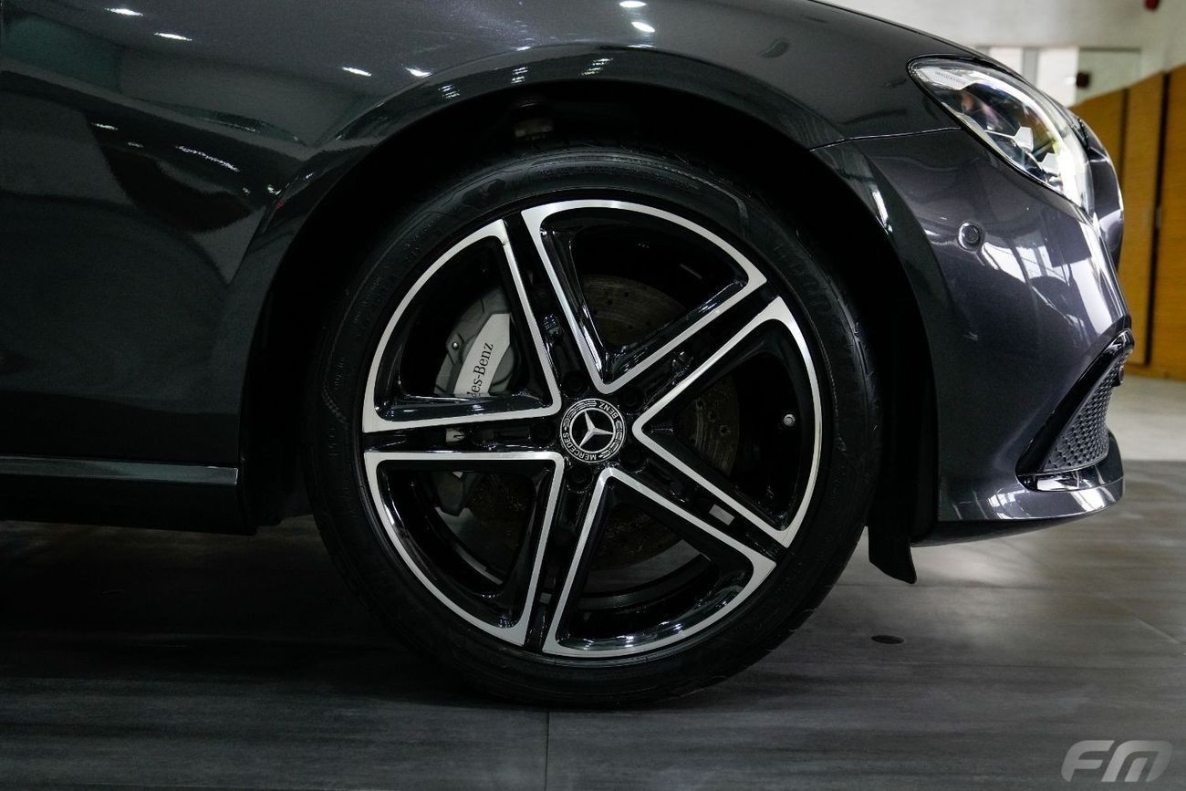 Mercedes-Benz E300 HYBRID - IN ITS EXCELLENT CONDITION!!!