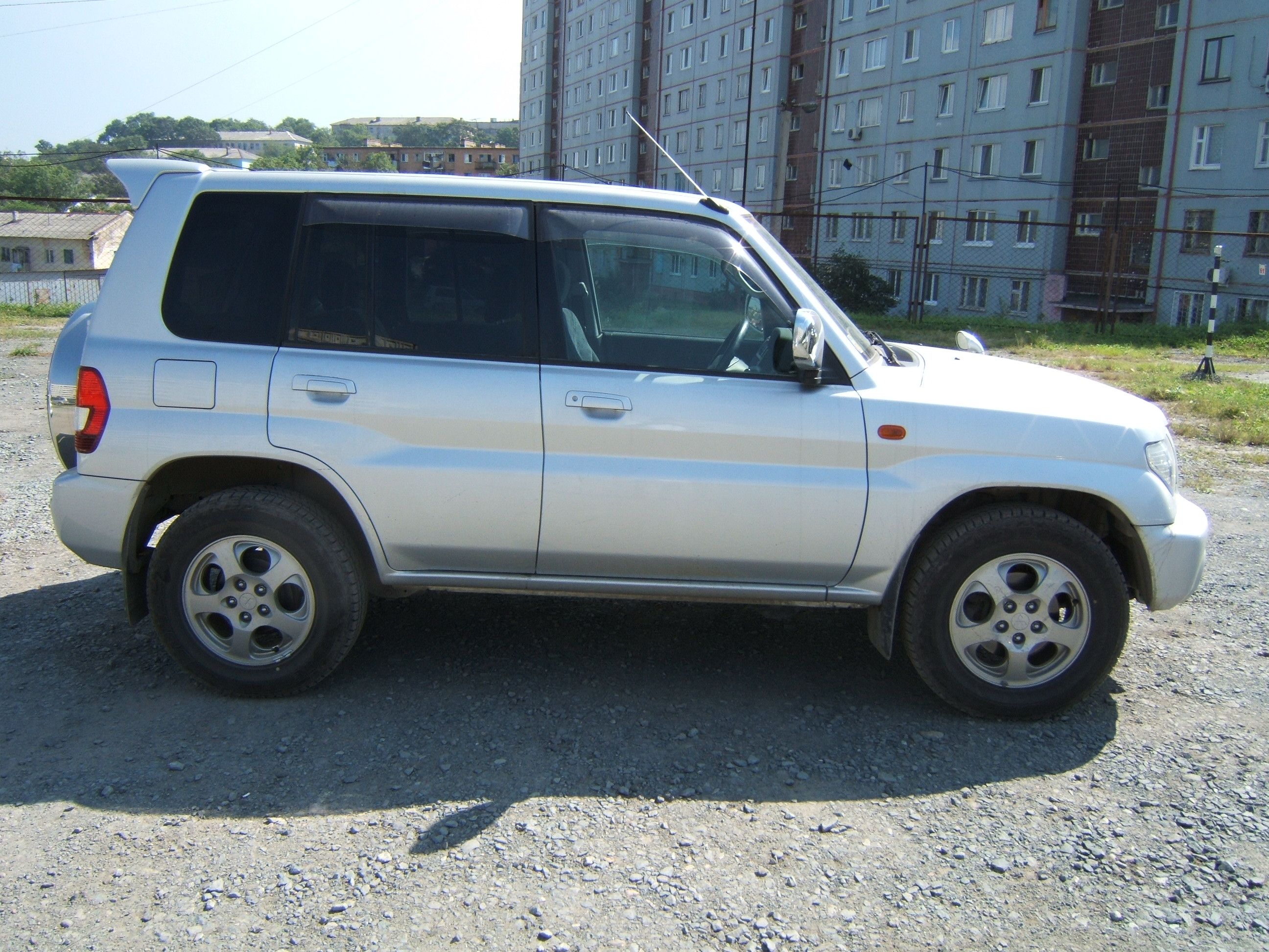 Mitsubishi Pajero iO exterior - Side Profile