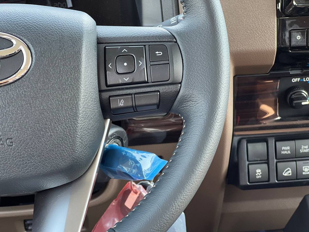 تويوتا لاند كروزر 70 LC76 2.8L TURBO DSL A/T // 2025 // FULL OPTION WITH RADAR , DIFF LOCK , DVD & BACK CAMERA // SPECIAL