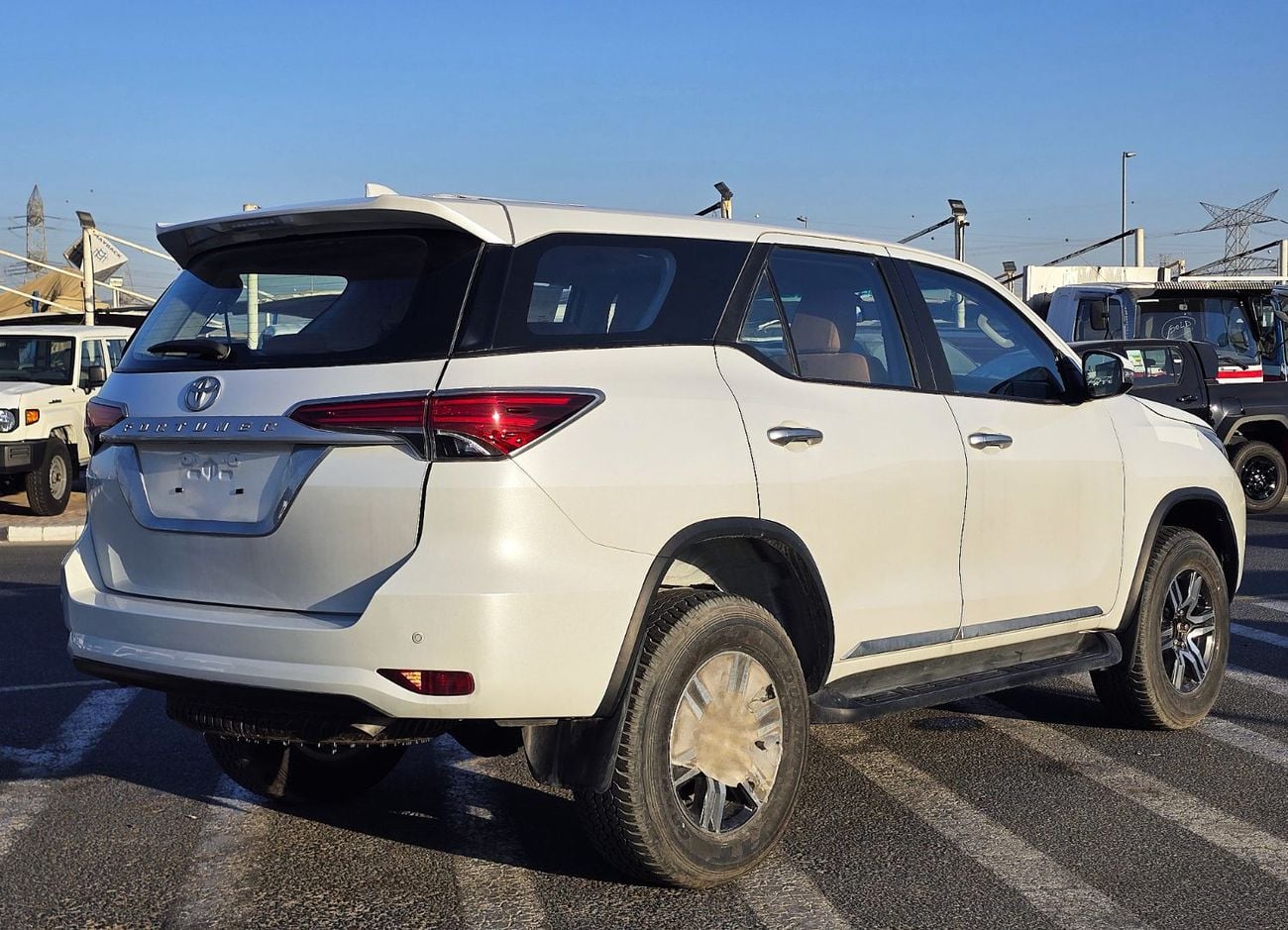 Toyota Fortuner Toyota Fortuner 2.7l Petrol A/T  RWD SUV Gcc 5Doors White Color 2026 Model