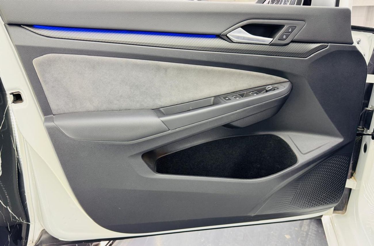 فولكس واجن جولف ار Base 2.0T 2023 Volkswagen Golf R GCC  with Ali and SONS Warranty and Service Contract (1Left) Till O