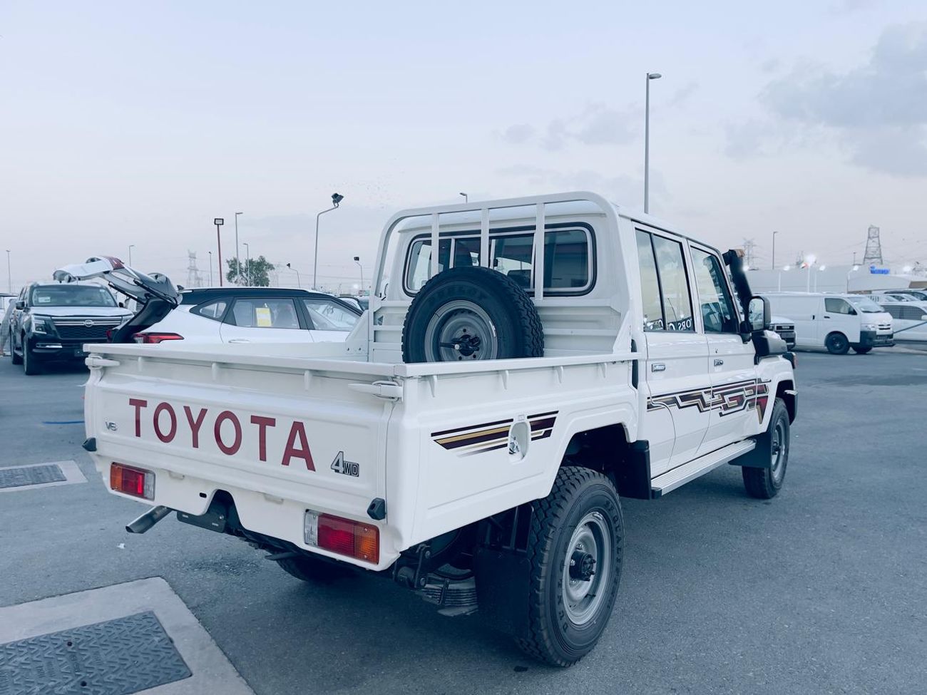 تويوتا لاند كروزر بيك آب Std 4.0L Double Cab Utility 4WD