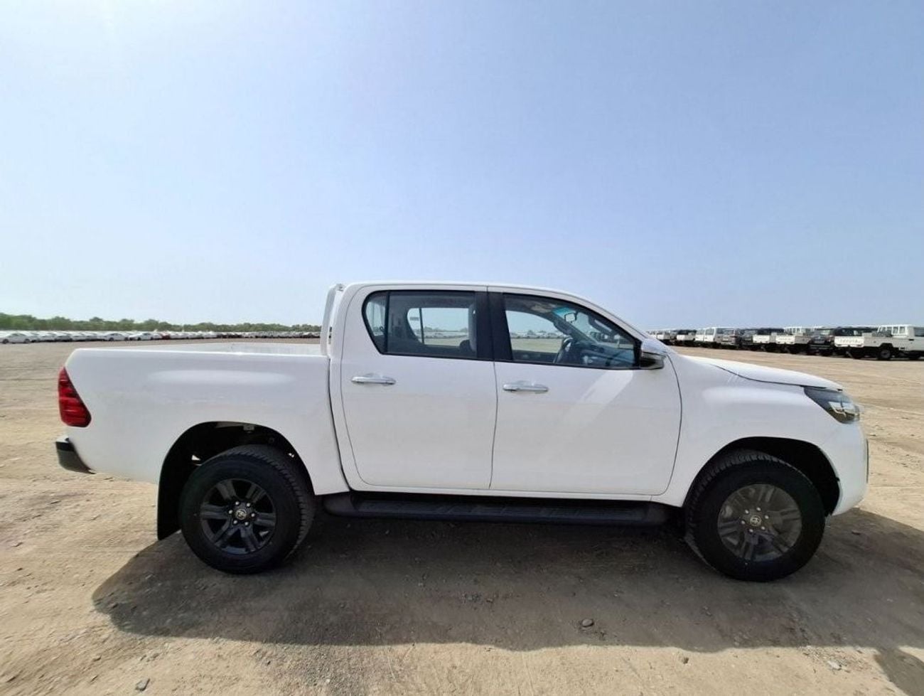 تويوتا هيلوكس 2.4L MT DIESEL MID OPTION