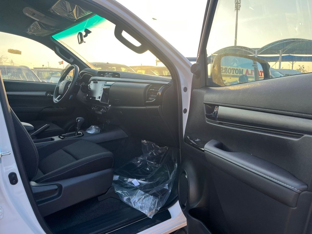 Toyota Hilux TOYOTA HILUX 4.0 ADVENTURE WHITE 2025 OMAN SPEC