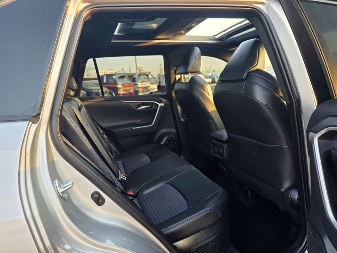 Toyota RAV4 2019 Model XSE hybrid engine Paranomic and two cameras