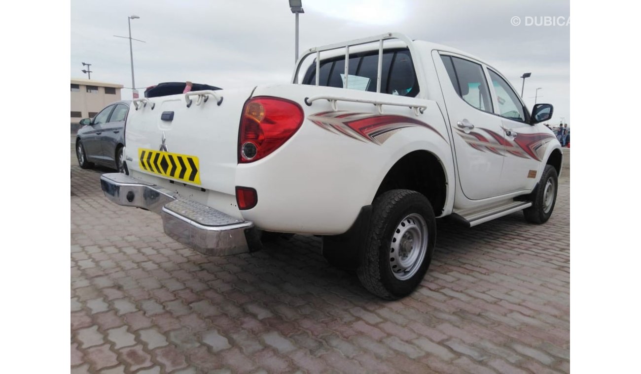 Mitsubishi L200 Mitsubishi L200 2013  4x4 g cc accident free