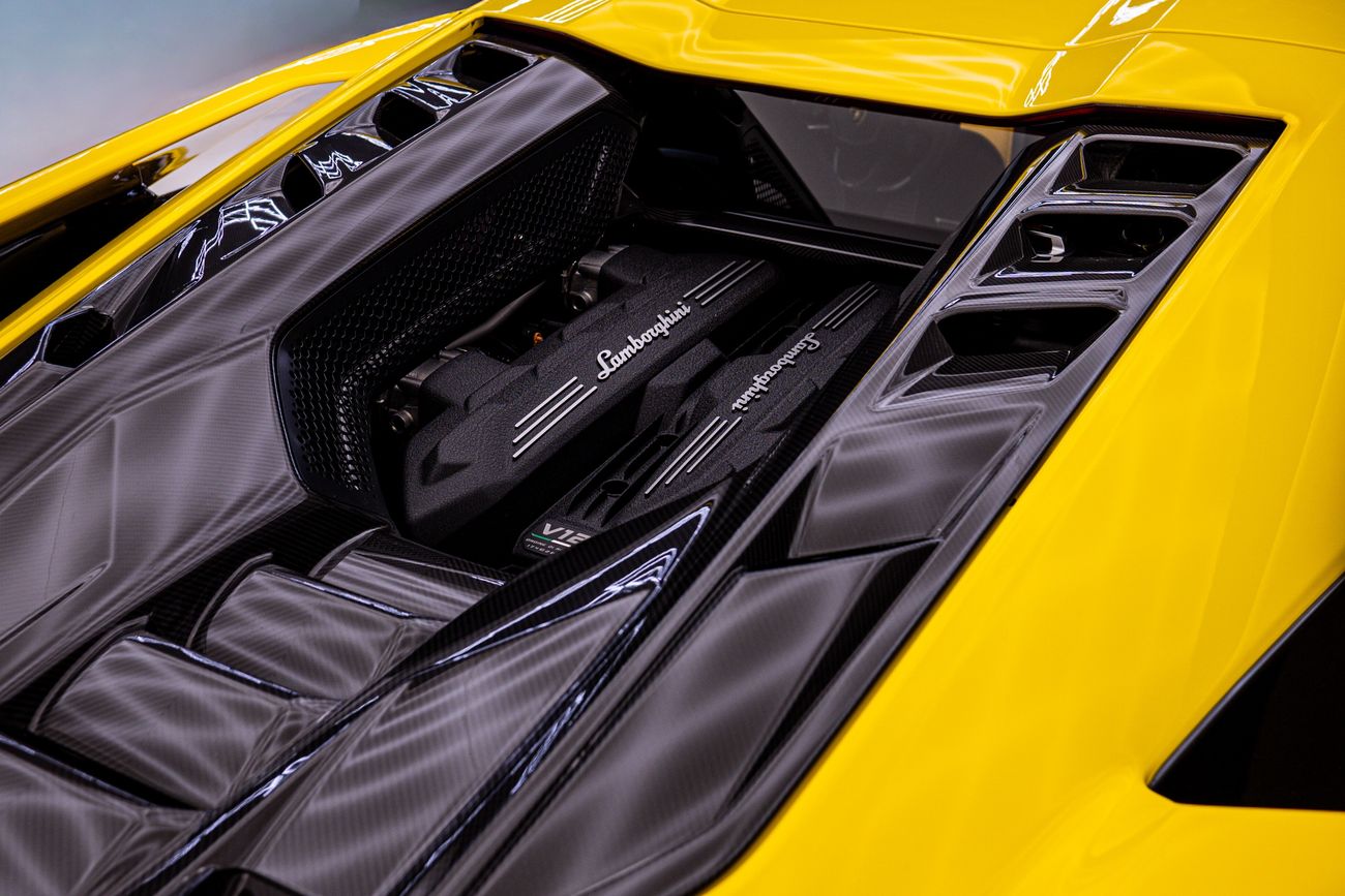 لامبورغيني ريفويلتو 6.5L V12 Hybrid