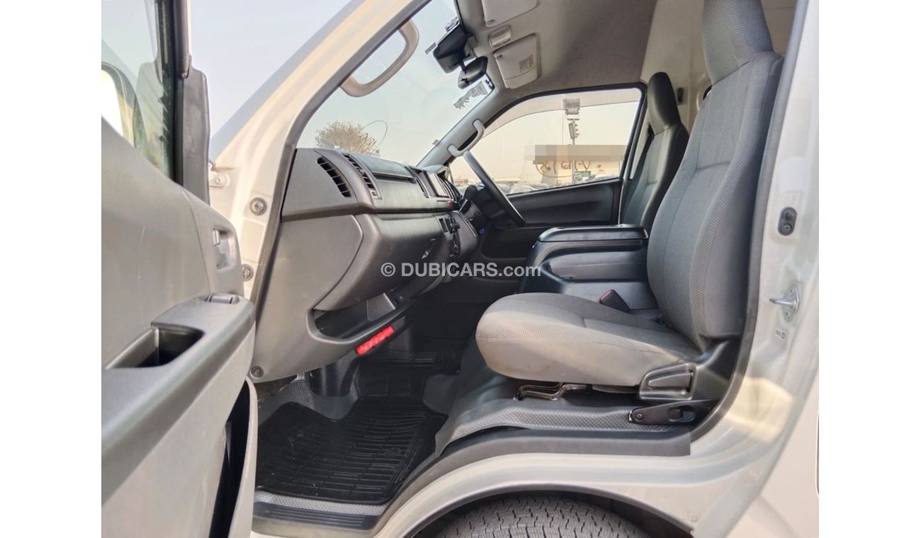 Toyota Hiace TOYOTA HIACE VAN RIGHT HAND DRIVE(PM02295)