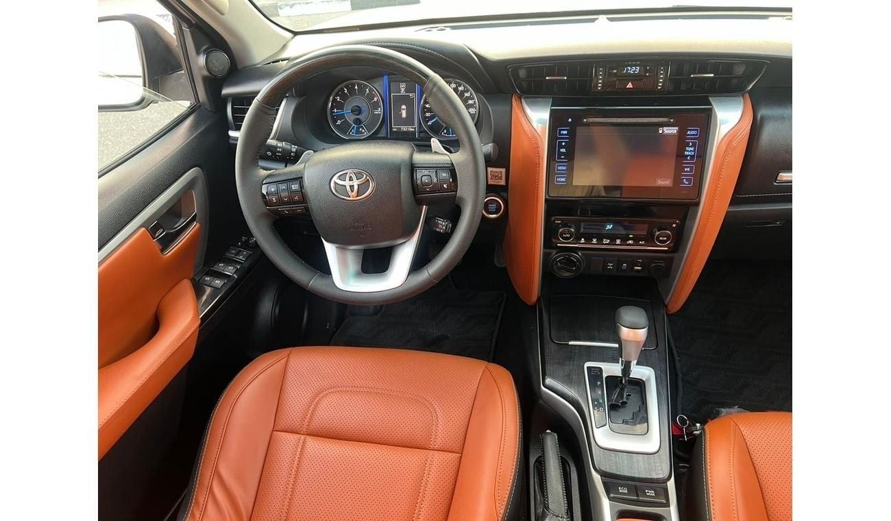 Toyota Fortuner 2017 TOYOTA FORTUNER GXR V6 4X4  FULL OPTION - PUSH START - LEATHER SEATS - REAR CAM - STEERING GEAR