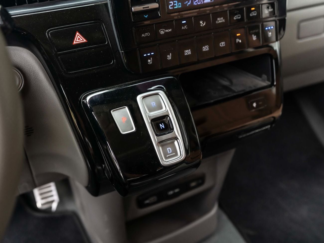 هيونداي ستاريا 3.5L Luxury (7 Seater)