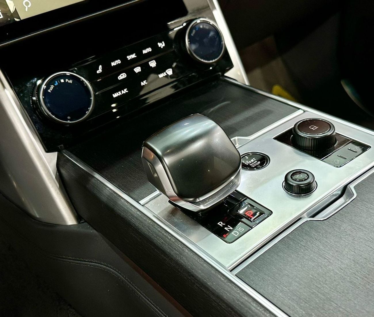 Land Rover Range Rover 2023 Range Rover Vogue SV Autobiography, May 2028 Al Tayer Warranty + Service Contract, GCC