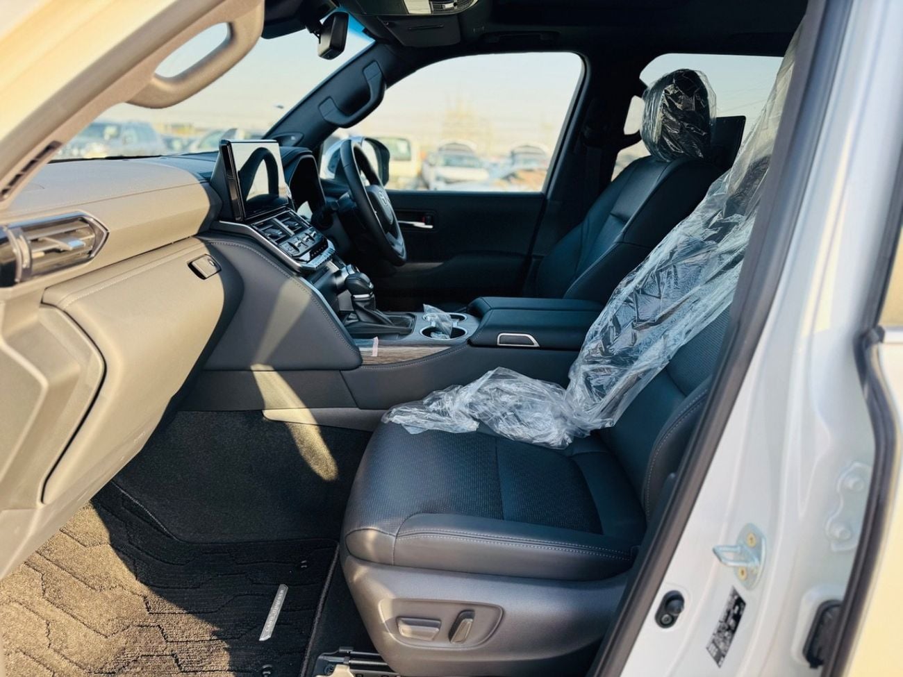 تويوتا لاند كروزر Zx top of the range white with black interior