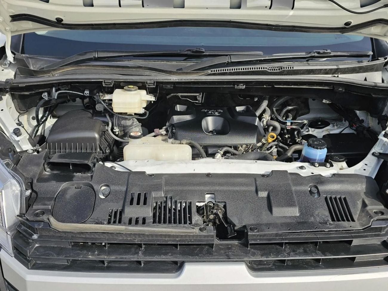 Toyota Hiace High-roof passenger Van DSL 2.8L Diesel Engine Automatic Gear 2WD 11 Deats 5 Doors