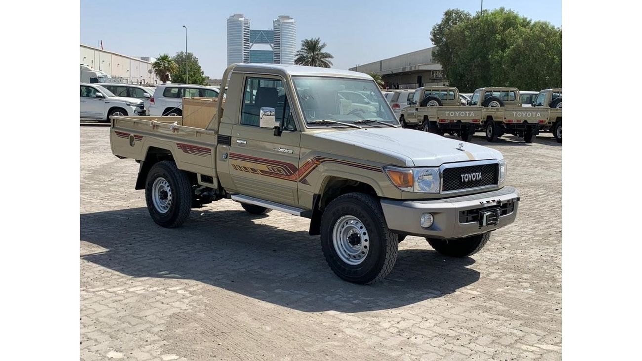 Toyota Land Cruiser Pick Up 4.0L single cabin Mid Option DL + winch