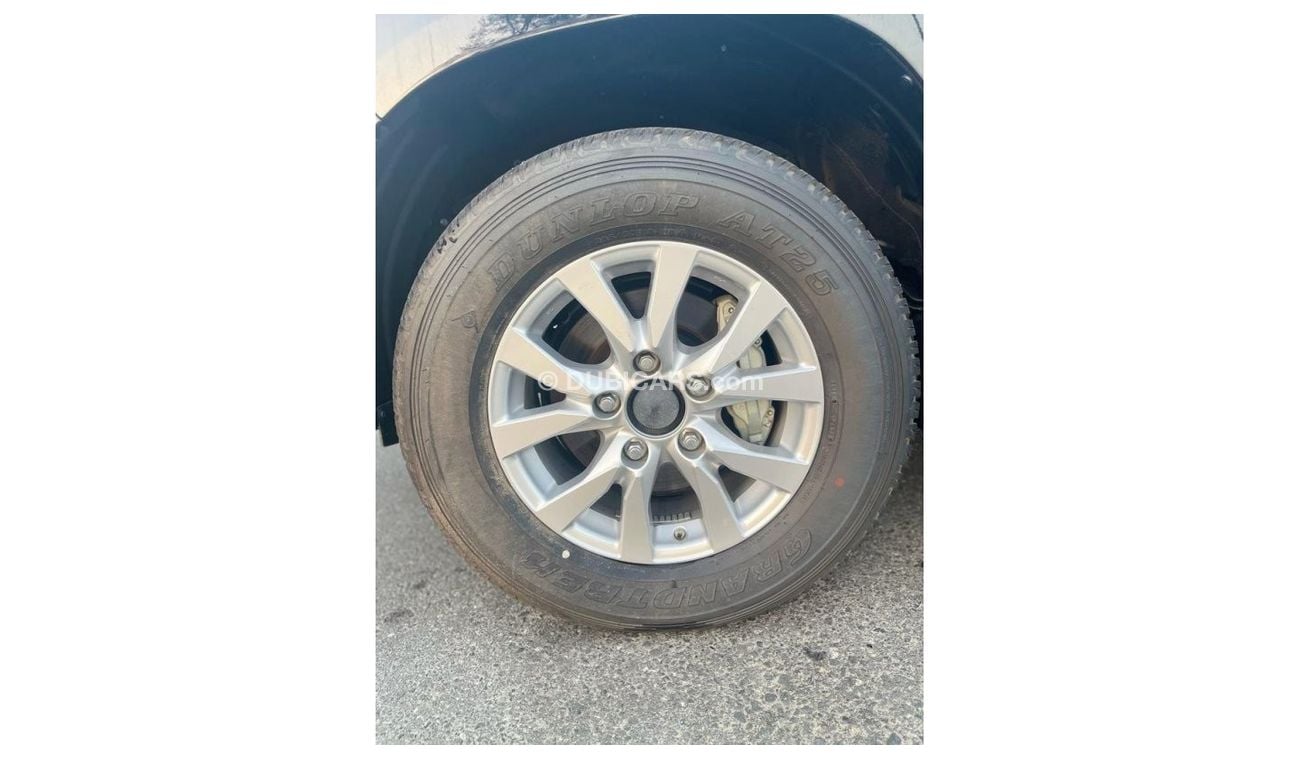 Toyota Land Cruiser VXR LC200 5.7 V8 (Mid-Option)