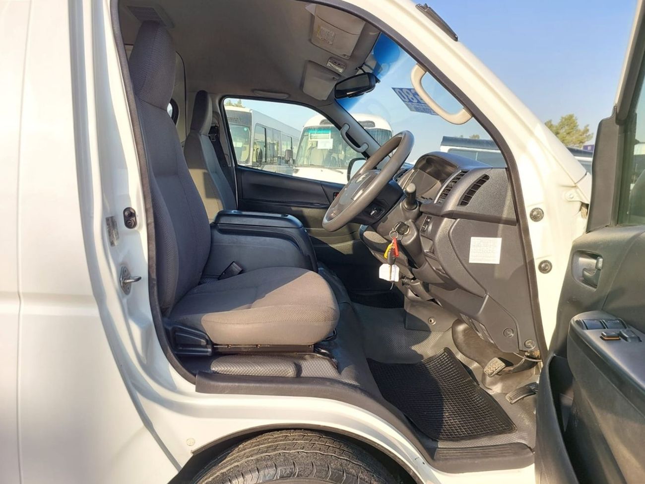 Toyota Hiace TOYOTA HIACE COMMUTER VAN RHD 2017 MODEL 3.0 L DIESEL AUTOMATIC(PM31641)