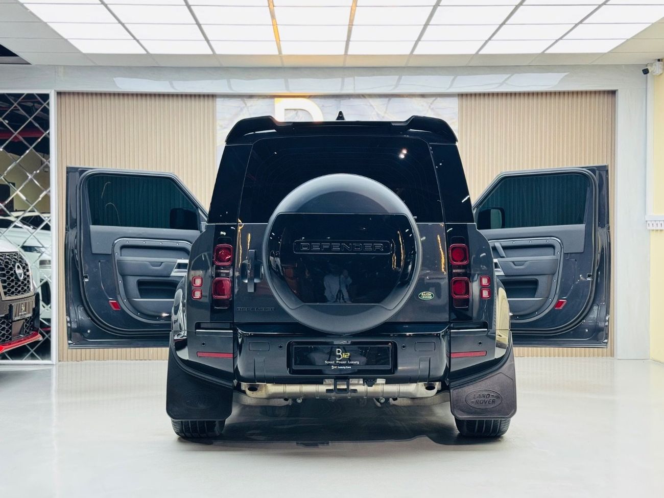 Land Rover Defender P300 90 SE 2.0L (5 Seater)