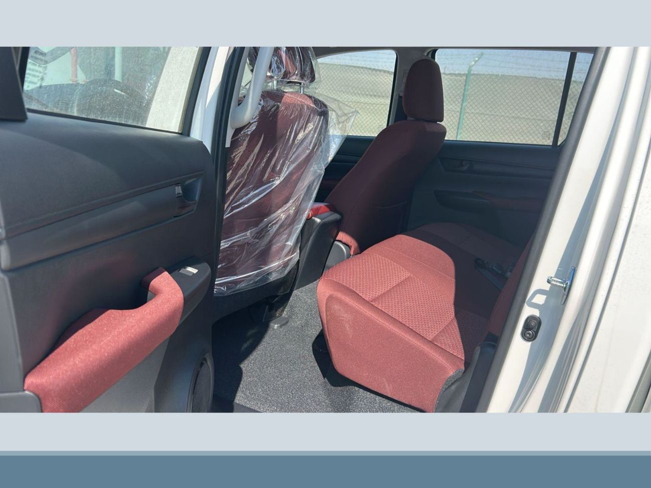 Toyota Hilux ECT0039 - Toyota Hilux DCab Pick Up DLXG - 2.4L Diesel Auto 4wc White/Red