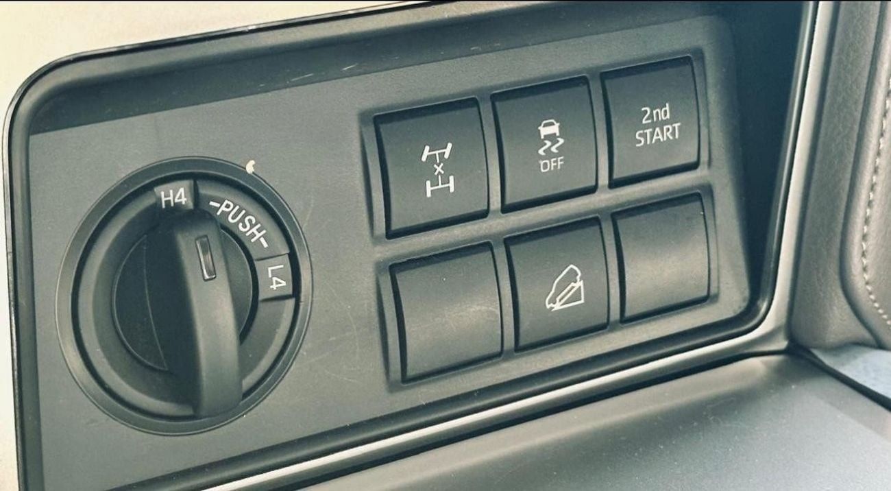 تويوتا برادو TXL3 4.0L Toyota Prado 3 4.0L Toyota Prado VXR 2020 4.0 L sunroof electric seats leather seats