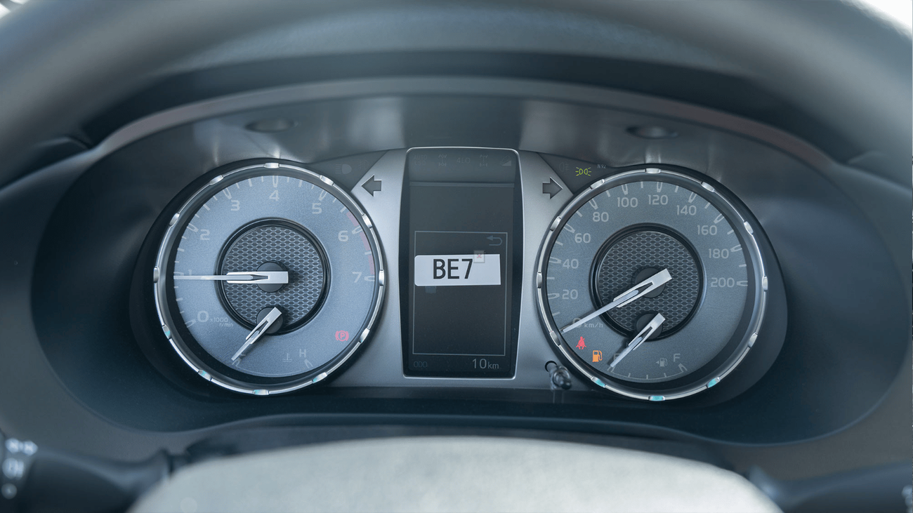 تويوتا هيلوكس ECTCGA003 – 2025 Toyota Hilux Single Cab Pick Up – 2.7L Petrol Manual 4wd - White with Red  Interior