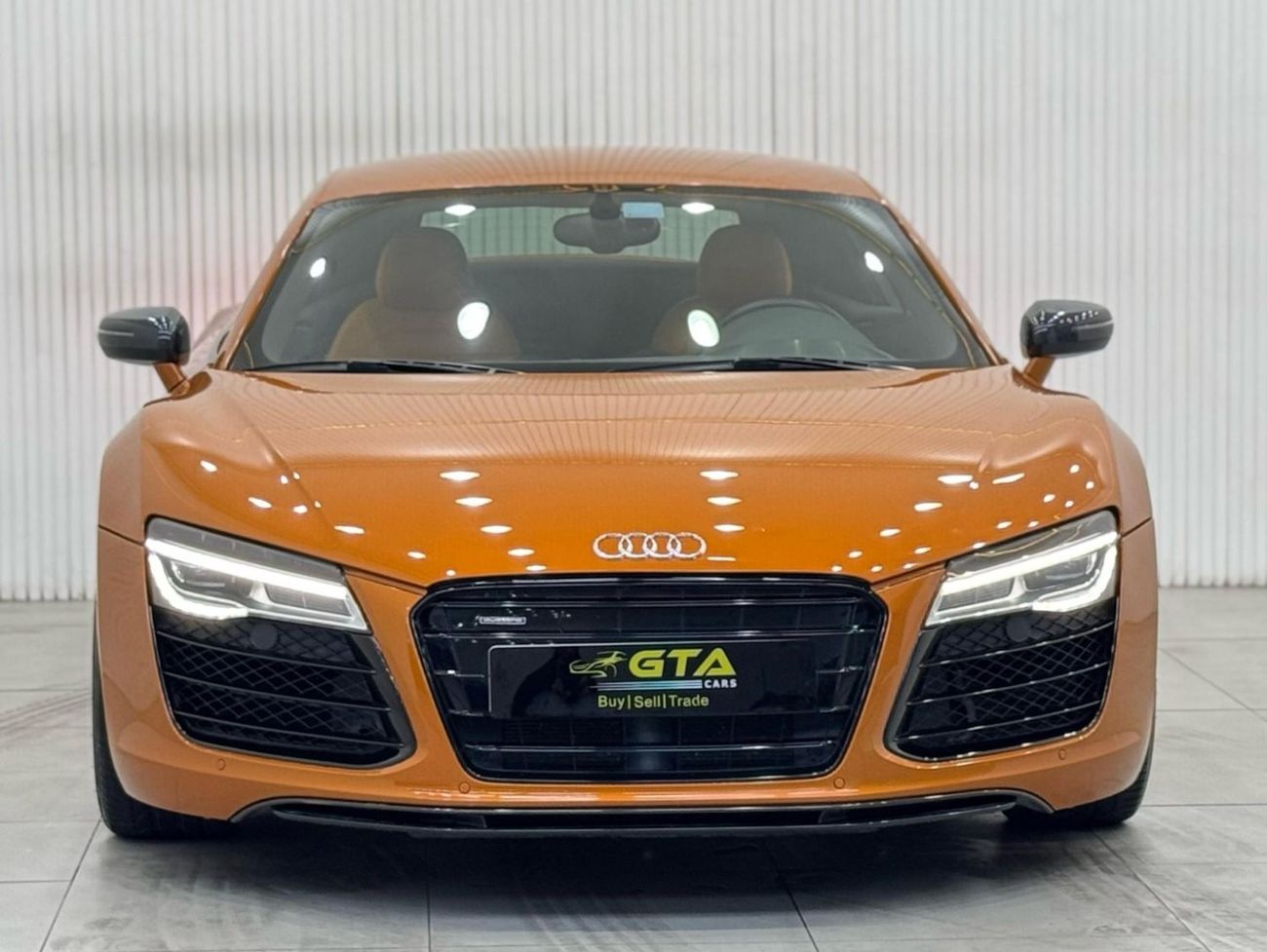 Audi R8 V8 AWD 4.2L (430 HP) 2015 Audi R8 Quattro Coupe V8, Full Service History, Carbon Fiber Package, Very