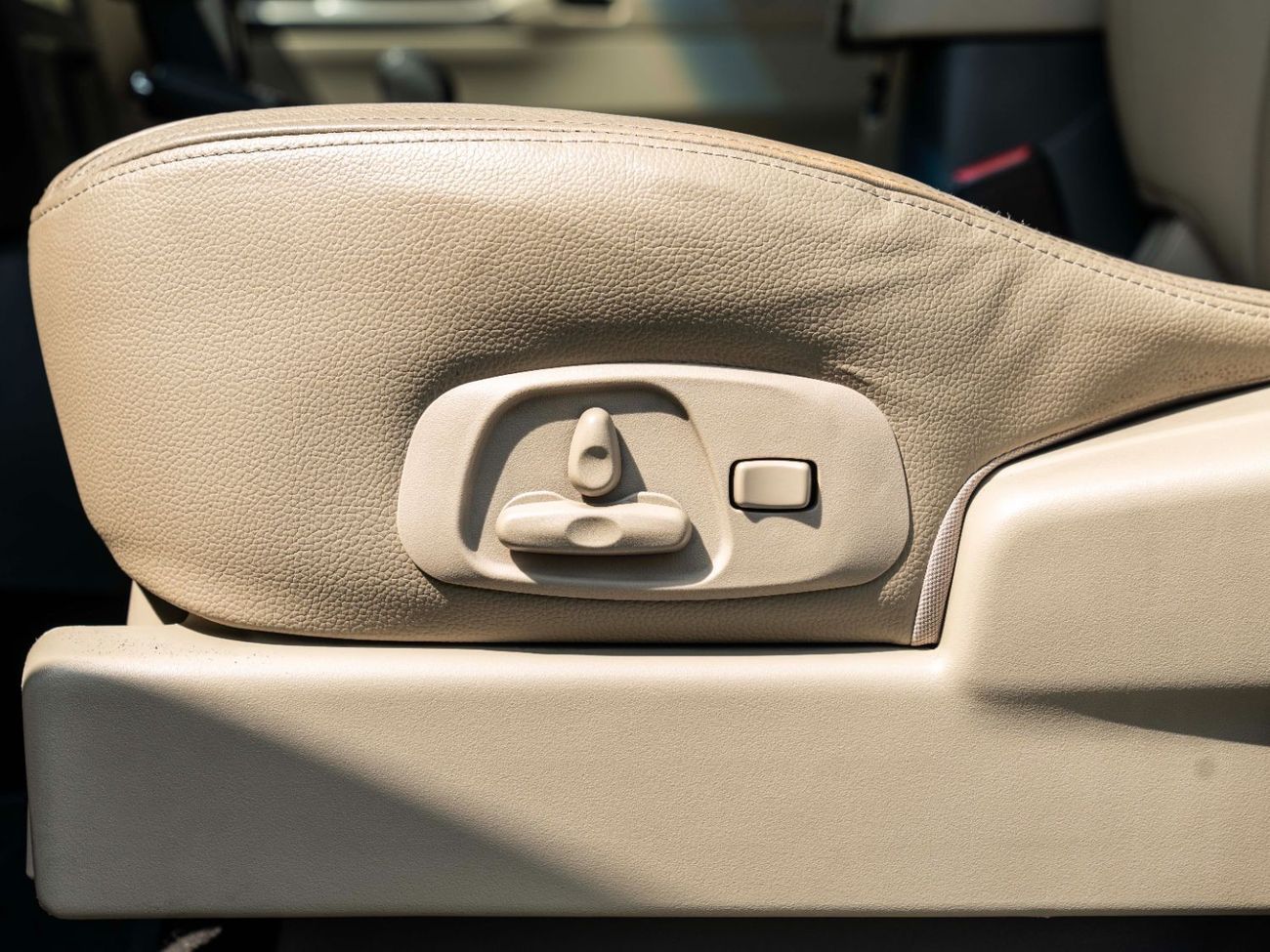 Mitsubishi Pajero AED 1,415 PM • PAJERO 3.8L V6 GLS TOP • GOLD EMBLEM PACKAGE • ONLY 58,000 KMS • PRISTINE CONDITION