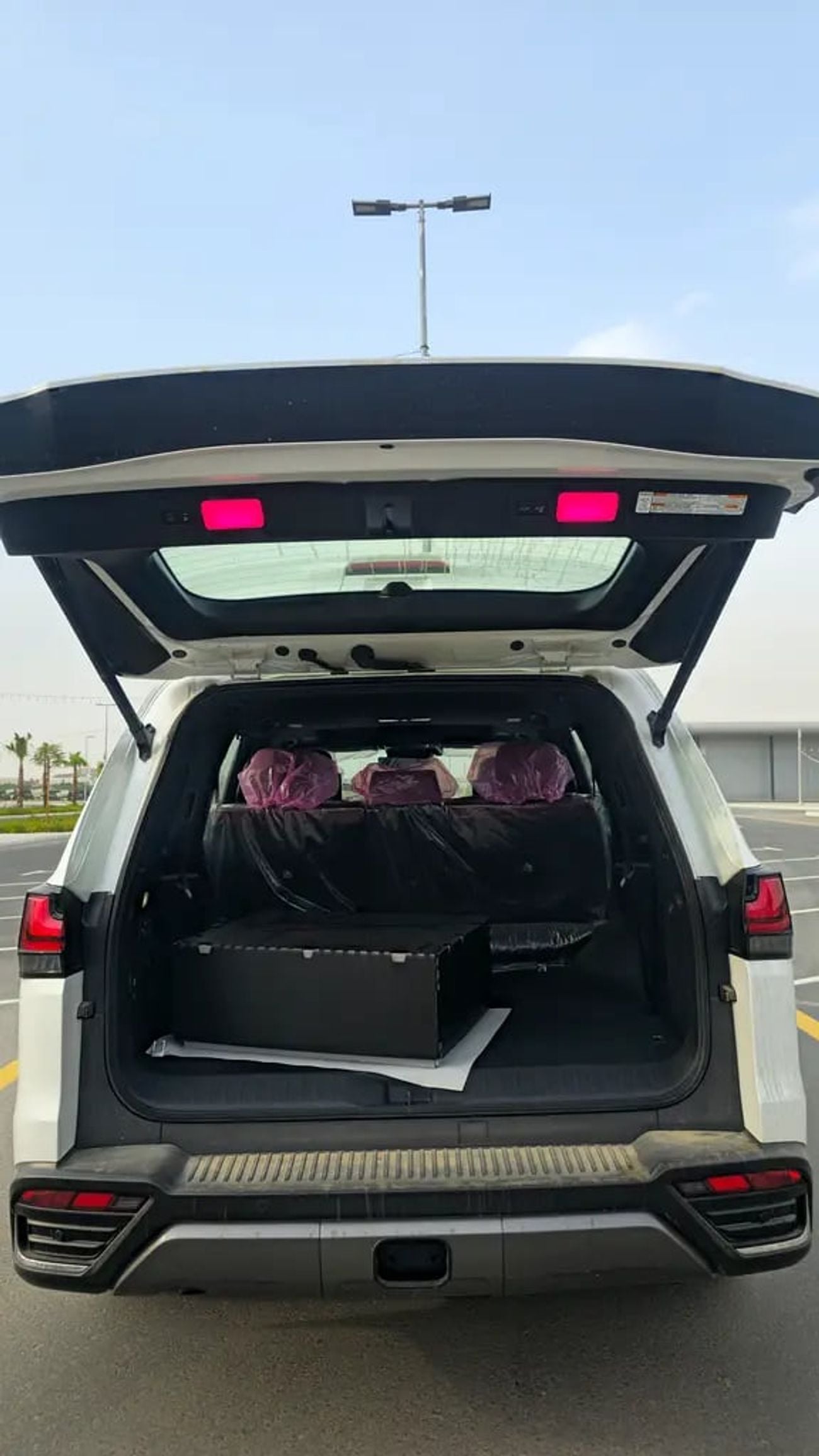 Lexus LX600 SIGNATURE omani spec with park and soft door | GCC Specs | Brand