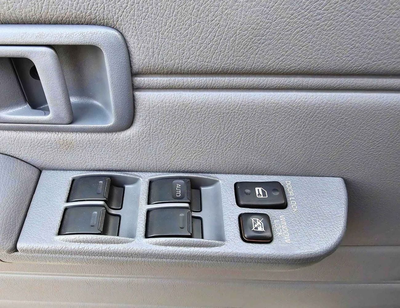 Toyota Land Cruiser 70 TOYOTA LAND CRUISER HARDTOP 76 / DIESEL 4.2L / 5 PORTAS Preço especial para Angola com Portes Incluí