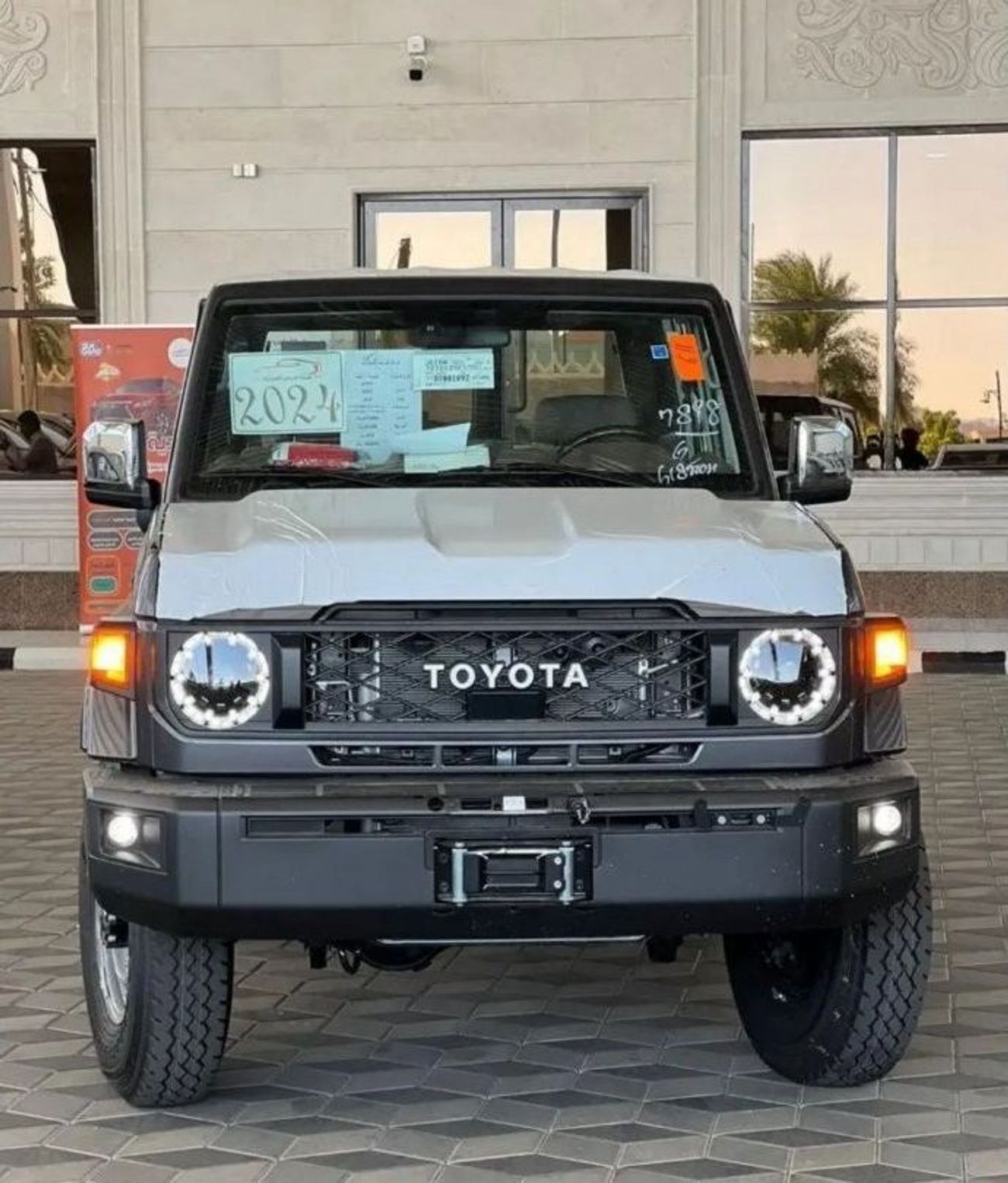 Toyota Land Cruiser 70 3Dr,  2800cc Diesel Automatic 6 Speeds , 4X4 , Winch , Difflock , Screen , Trail Mode , Sensors Leat