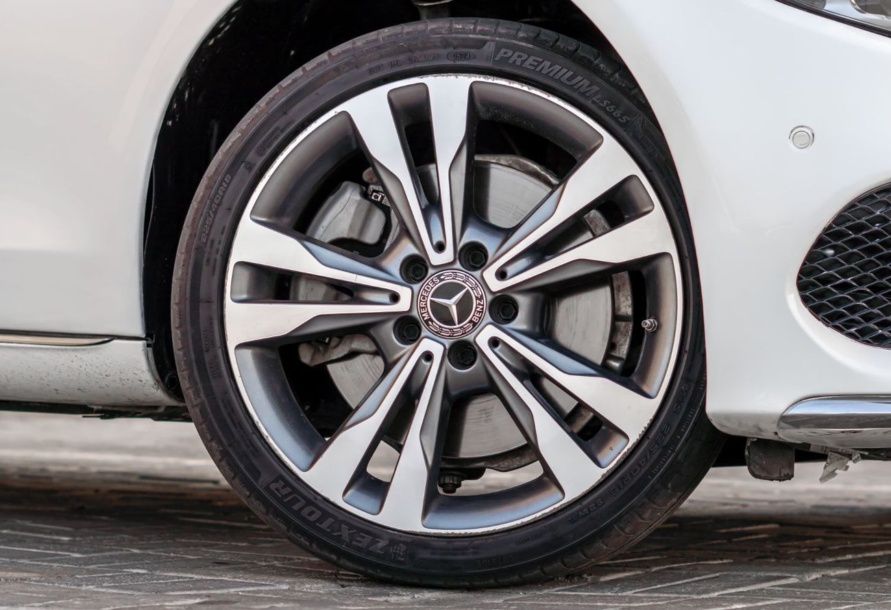 Mercedes-Benz C 300 Std 2.0L (258 HP)