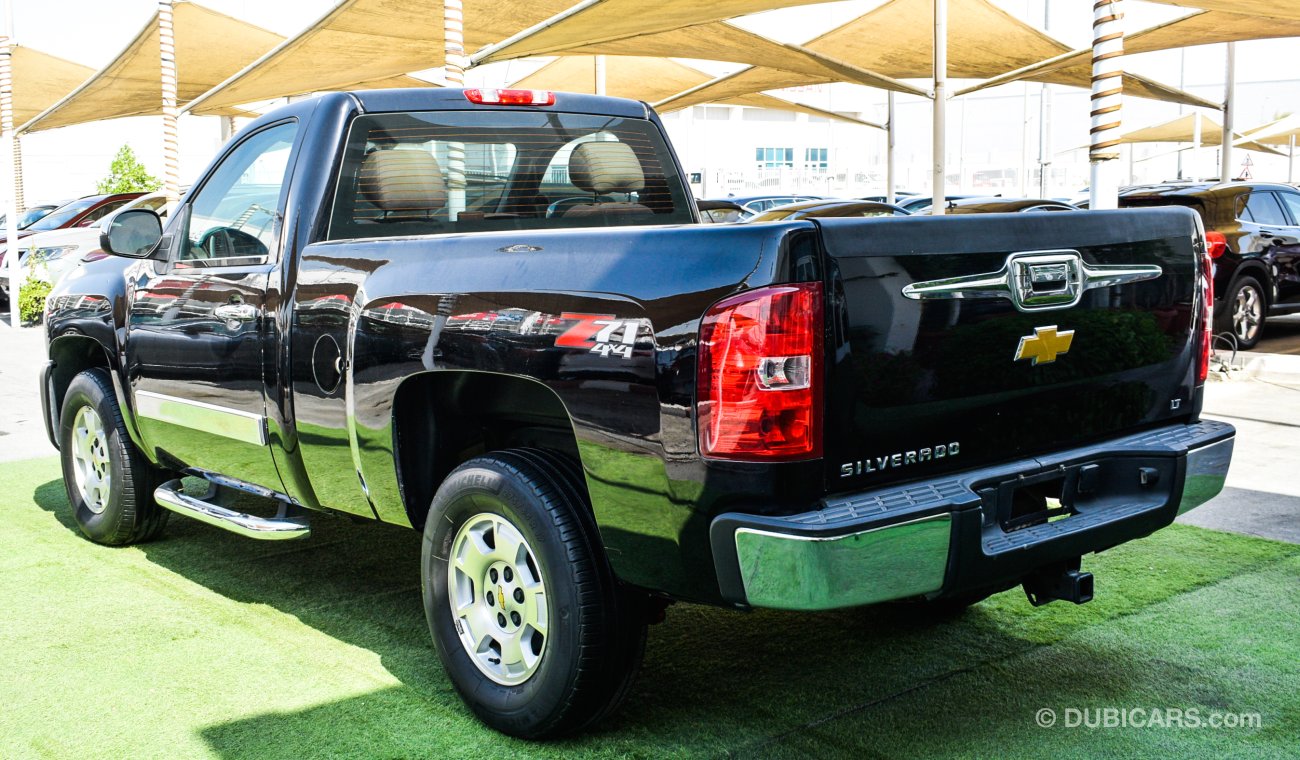 Chevrolet Silverado Gulf Pickup, one door, screen, rings, sensors, fog lights, remote operation, in excellent condition,