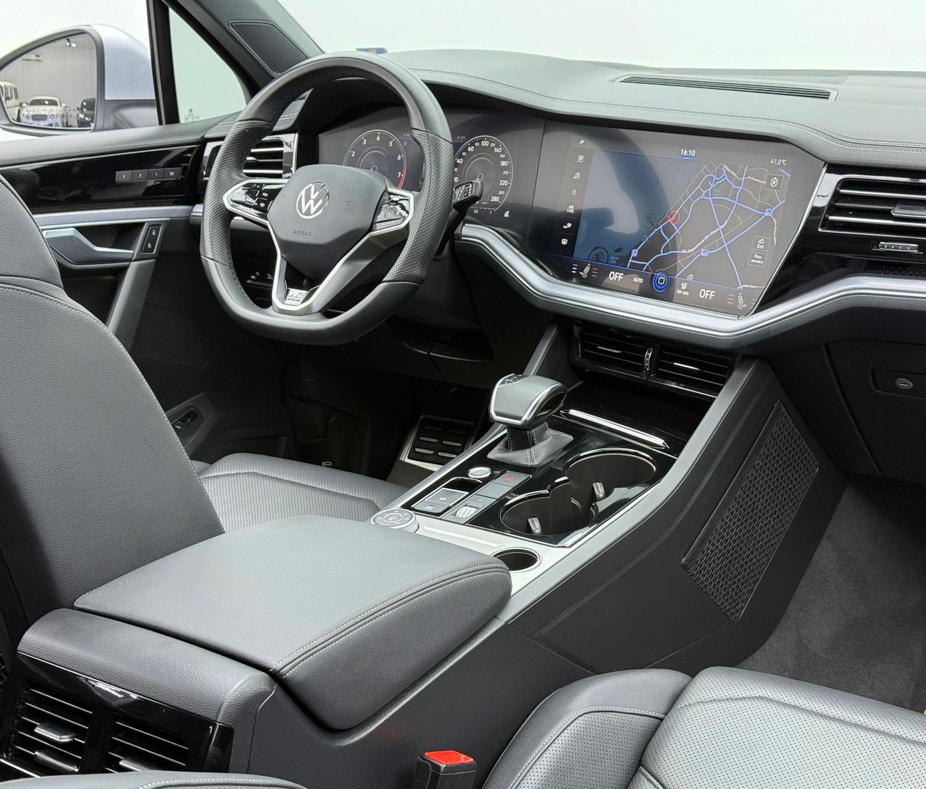 Volkswagen Touareg R-Line 3.0L 4WD 2021 Volkswagen Touareg R-Line, Warranty, Full VW Service History, Excellent Conditi