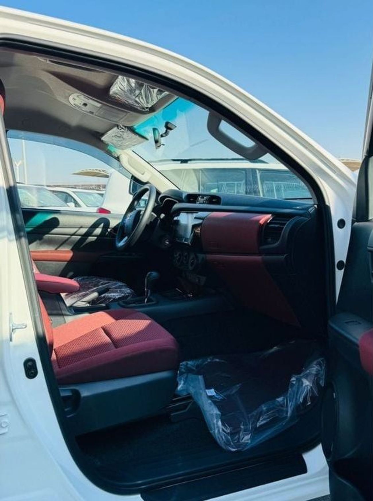 Toyota Hilux TOYOTA HILUX 2.7L PETROL BASIC OPTION WHITE 2025