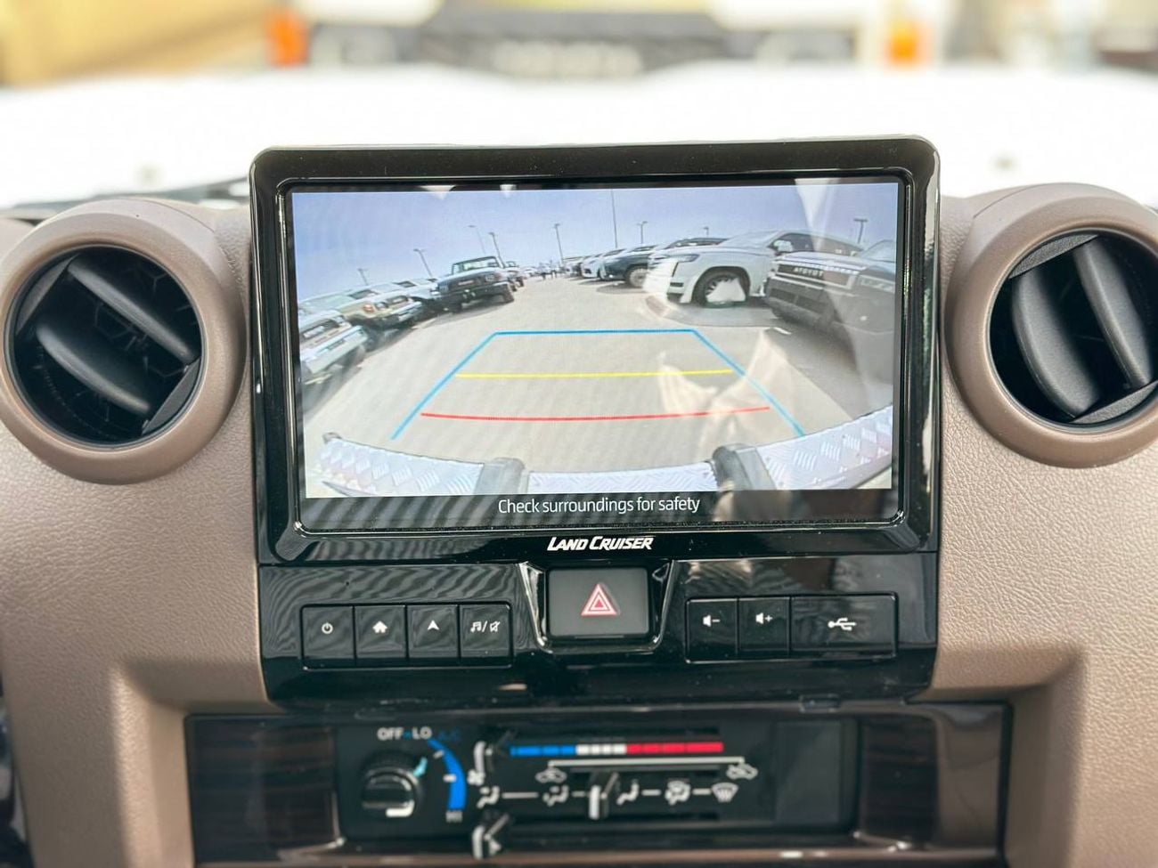 تويوتا لاند كروزر بيك آب LC79، محرك 2.8 لتر ديزل، ناقل حركة يدوي // 2026 // فئة عالية مع رادار، قفل تفاضلي، مشغل DVD وكاميرا 