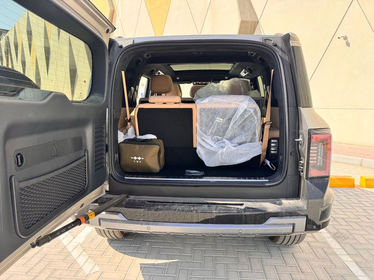 بي واي دي ليوبارد 8 Smart and Brave Flagship Edition (7 Seats) - Electric Side Step -  2025 Brand New (Export)