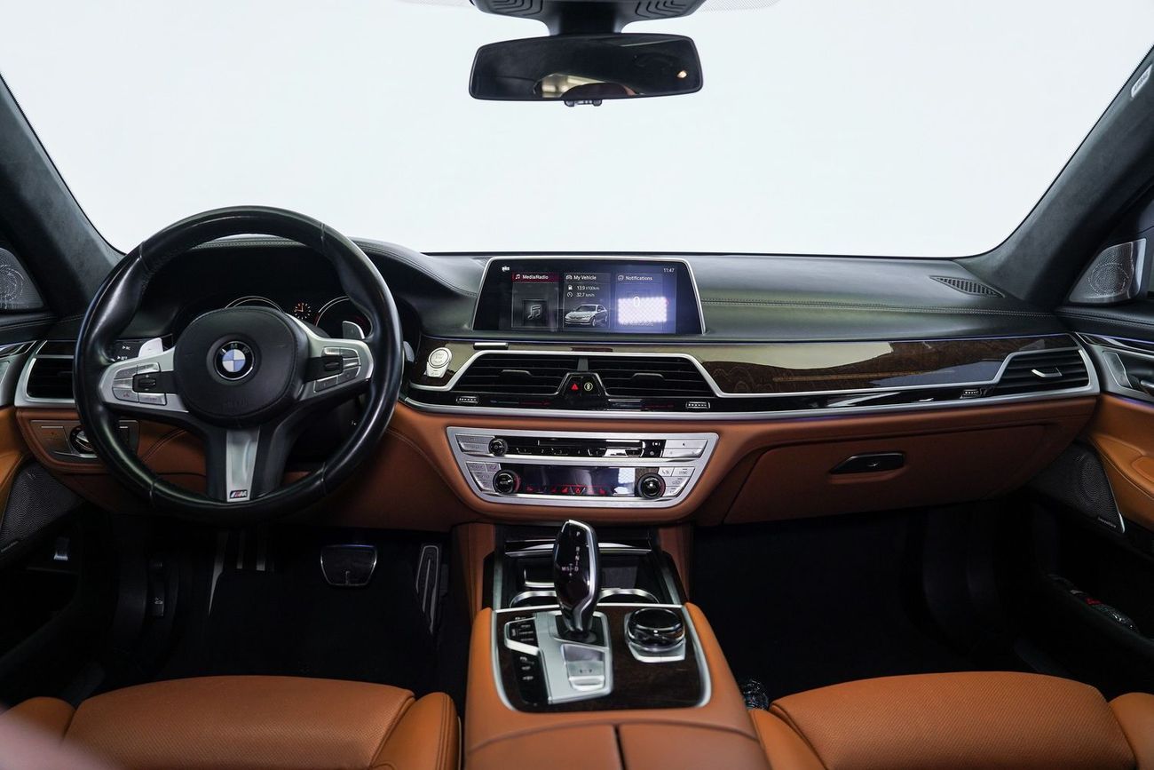 BMW 750Li xDrive 4.4L (523 HP)