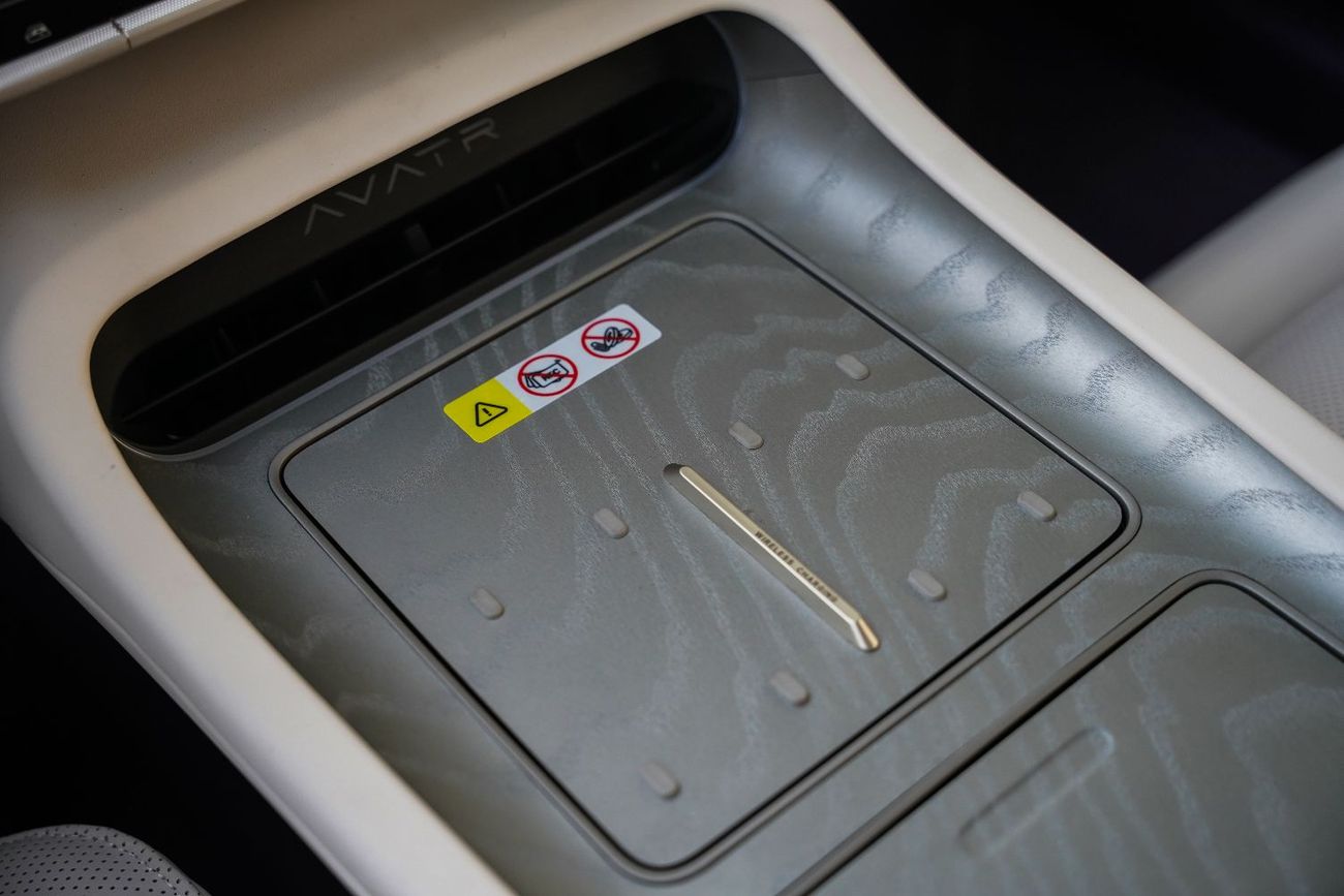 أفاتر 12 2025 AVATR 12 Ultra Extended Range Sedan White 0Km