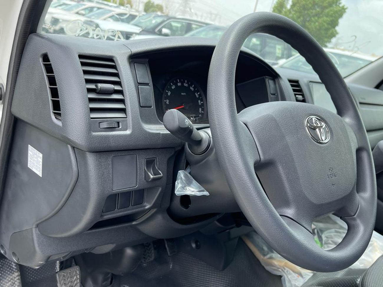 تويوتا هاياس toyota hiace 2025 standardroof  103000aed export