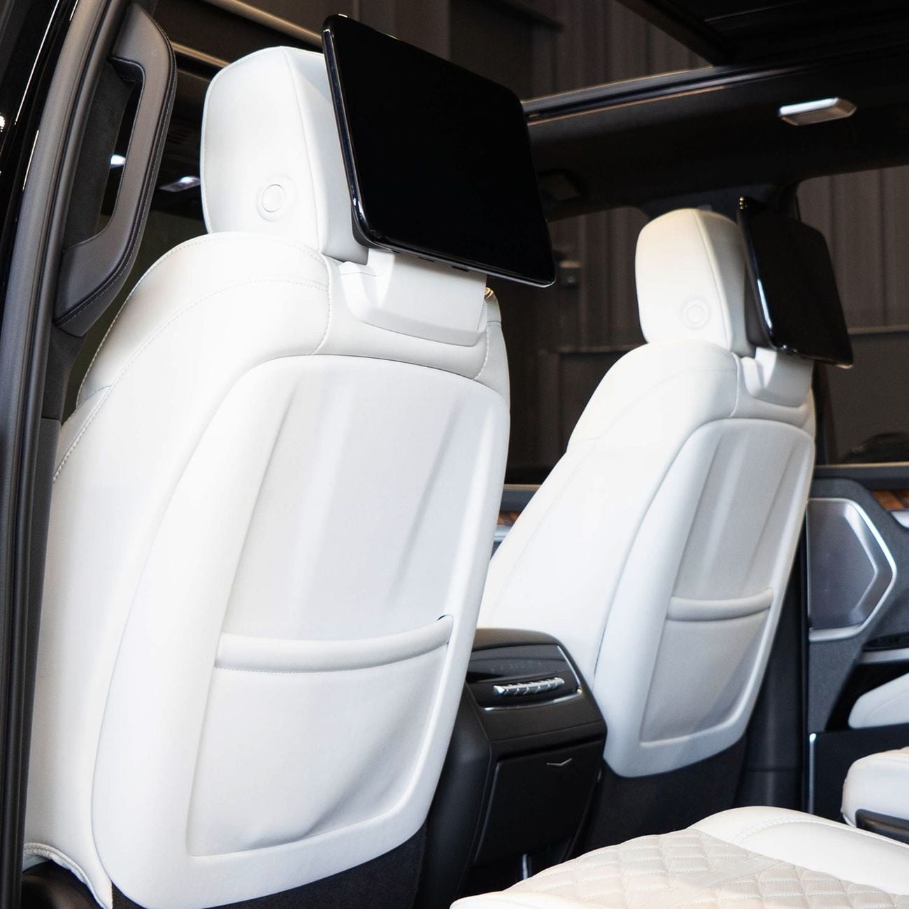 Cadillac Escalade AED 8,432 P.M • 0% Downpayment • Cadillac Escalade Sport Platinum • Agency Warranty