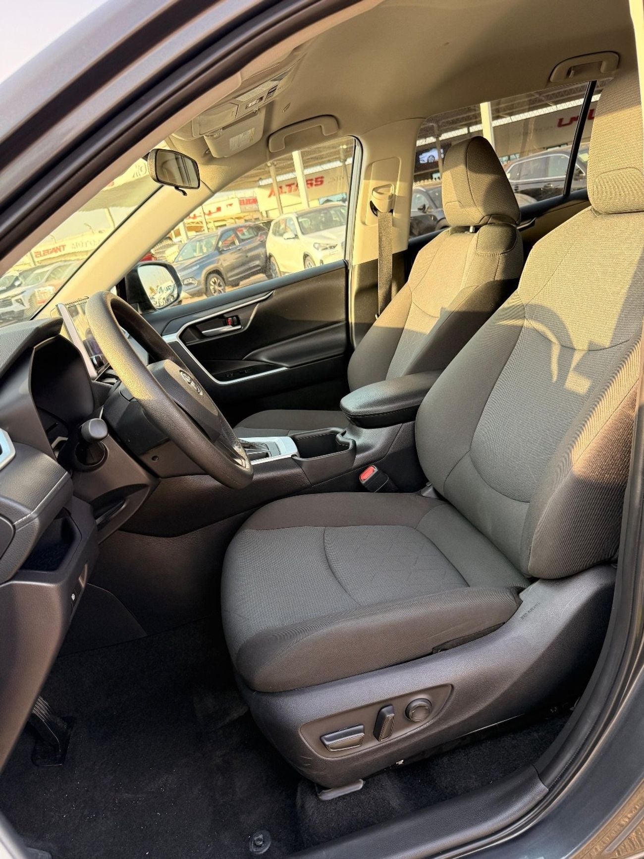 Toyota RAV4 XLE 2.5 L AWD Full Option 2025