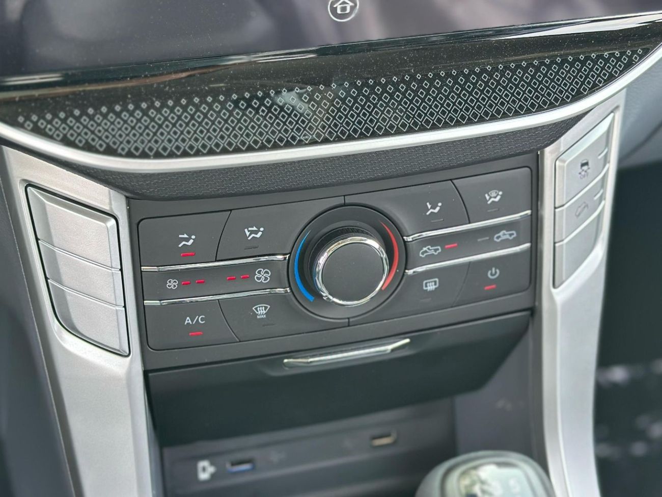 MG T60 2.4L PETROL D/C M/T 4WD