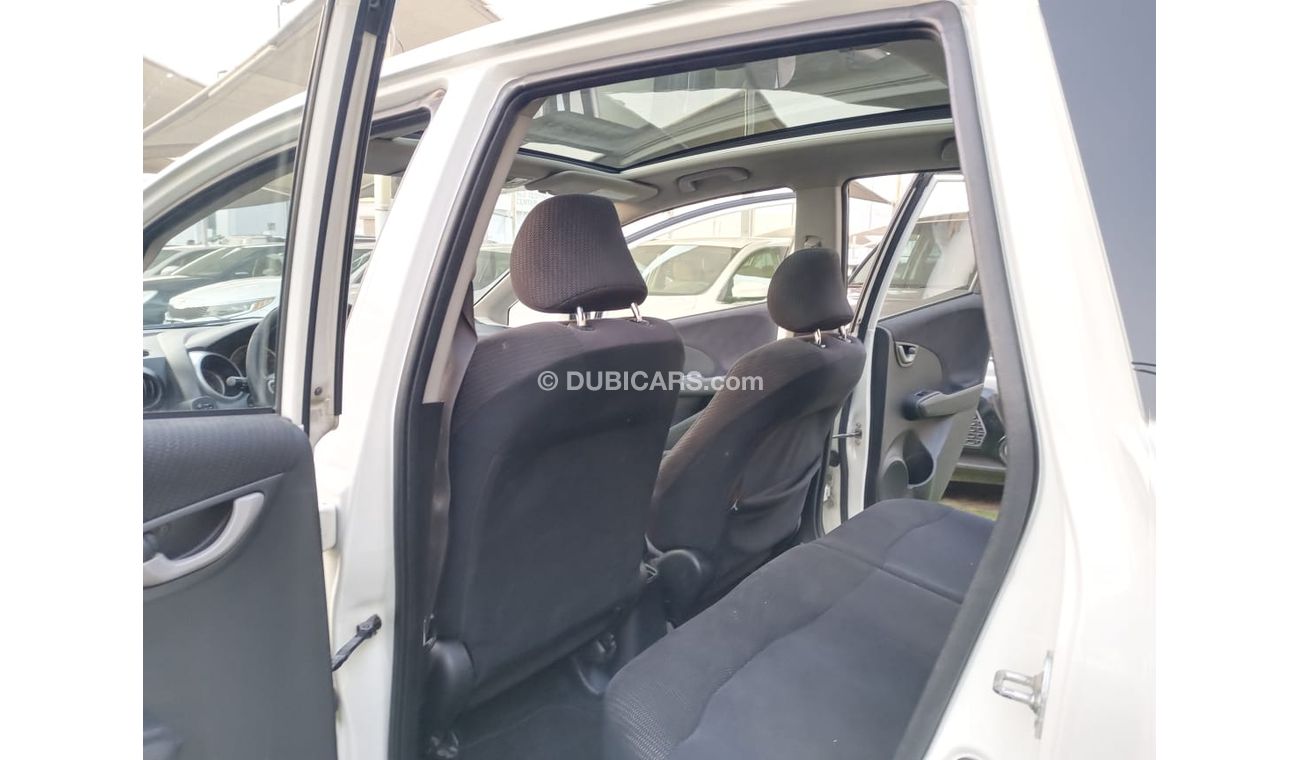 هوندا جاز هاتشباك خليجى موديل 2014  بانوراما مثبت سرعة تحكم رنجات حساسات راديو FM بحالة ممتازة