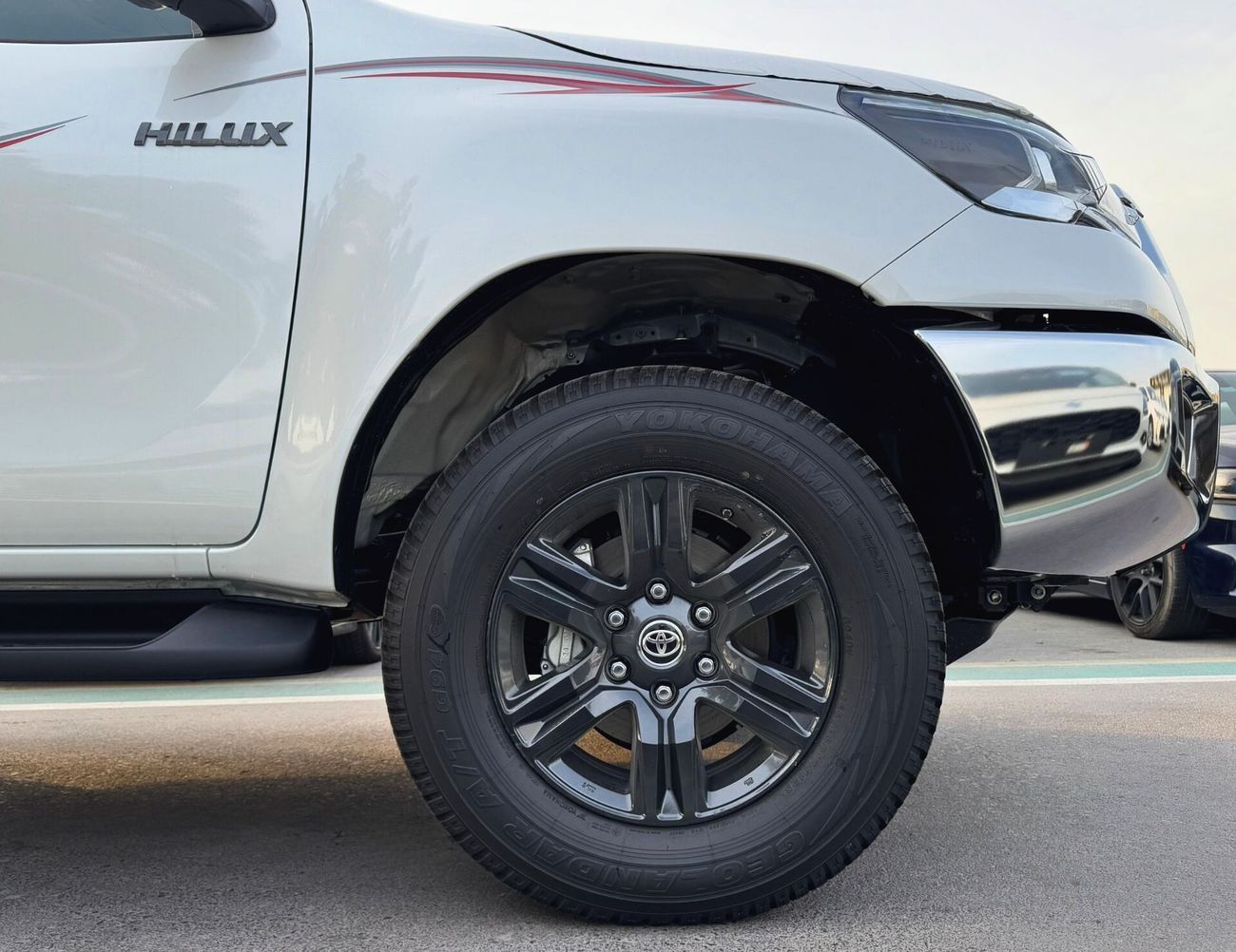 Toyota Hilux SR5 / 2.7L V4 / M/T /  DVD + CAM / 4X4 / WOOD TRIM / FULL OPTION (CODE # 69026)