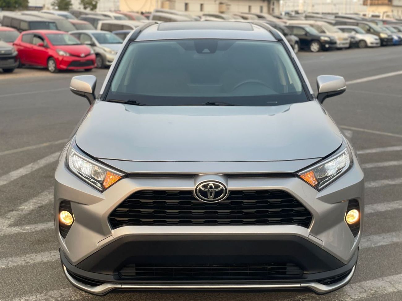 تويوتا راف ٤ 2019 Toyota Rav4 XLE 2.5L V4 - Push Start With Sunroof - MidOption